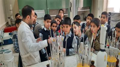بازدید دانش آموزان به عنوان سفیران استاندارد از آزمایشگاه های اداره کل استاندارد استان اصفهان
